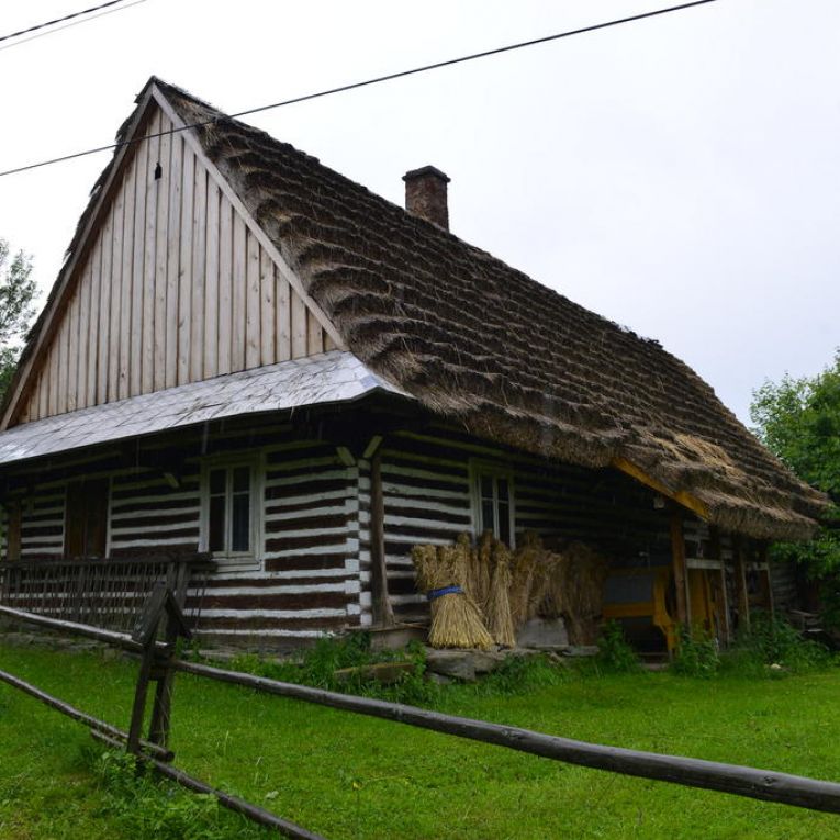Zabytkowa Chata Muzeum Kultury Łemkowskiej w Olchowcu.