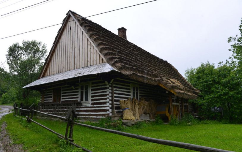 Zabytkowa Chata Muzeum Kultury Łemkowskiej w Olchowcu.